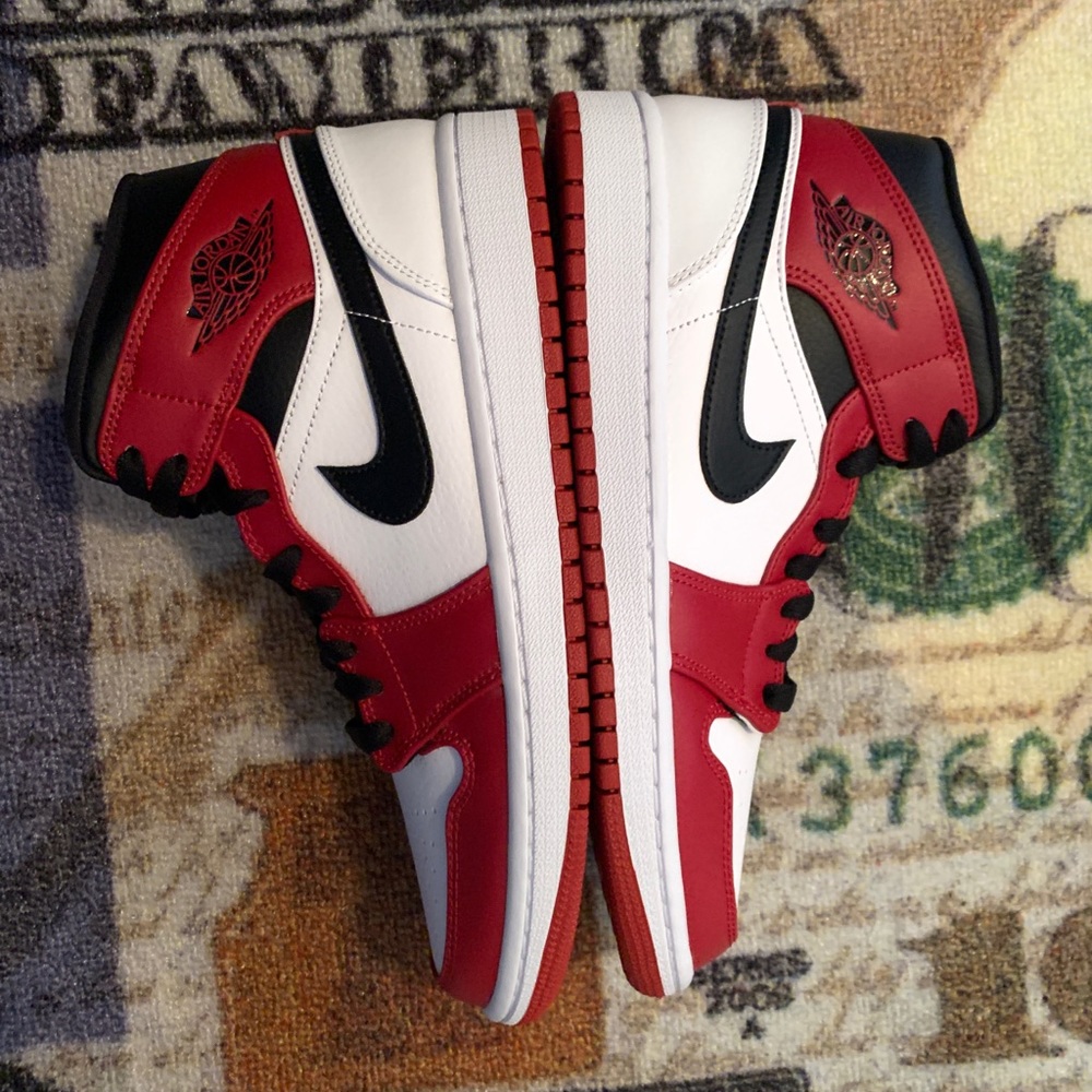 Jordan 1 mid Chicago
